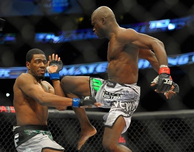 Uriah Hall (bermuda branca) venceu Ron Stallings por nocaute tcnico no primeiro round 