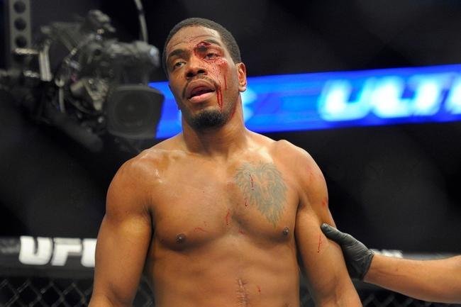 Uriah Hall (bermuda branca) venceu Ron Stallings por nocaute tcnico no primeiro round 