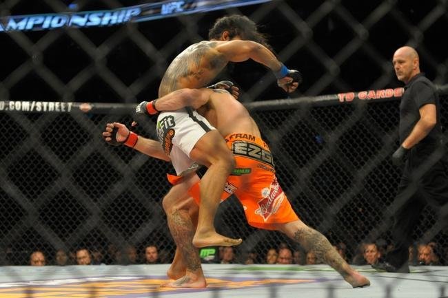 Donald Cerrone (bermuda laranja) venceu Ben Henderson por deciso unnime