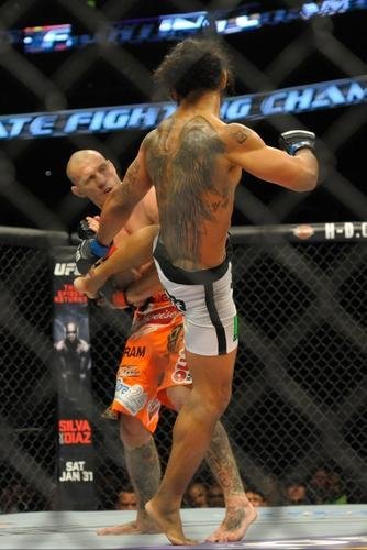 Donald Cerrone (bermuda laranja) venceu Ben Henderson por deciso unnime