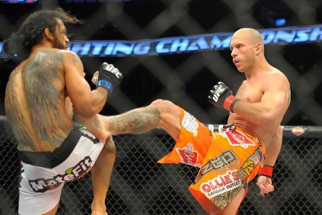 Donald Cerrone (bermuda laranja) venceu Ben Henderson por deciso unnime