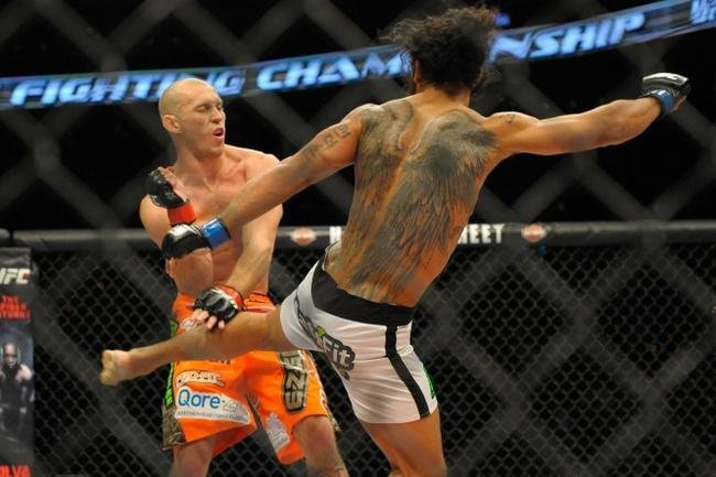 Donald Cerrone (bermuda laranja) venceu Ben Henderson por deciso unnime