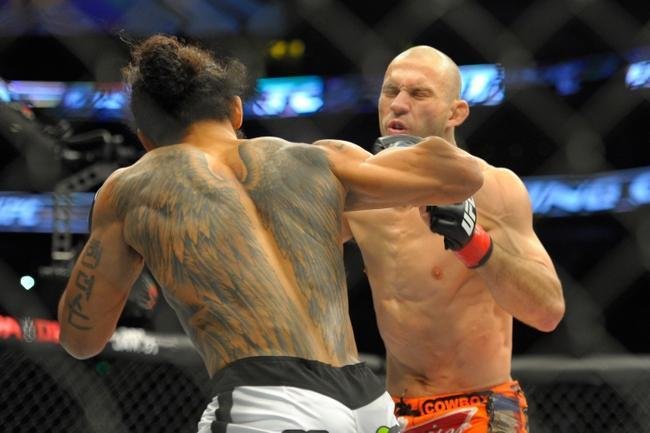 Donald Cerrone (bermuda laranja) venceu Ben Henderson por deciso unnime