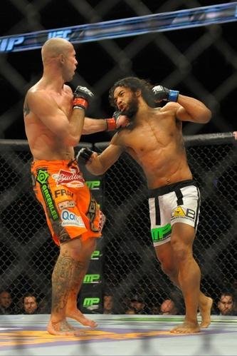 Donald Cerrone (bermuda laranja) venceu Ben Henderson por deciso unnime