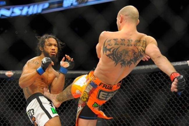 Donald Cerrone (bermuda laranja) venceu Ben Henderson por deciso unnime