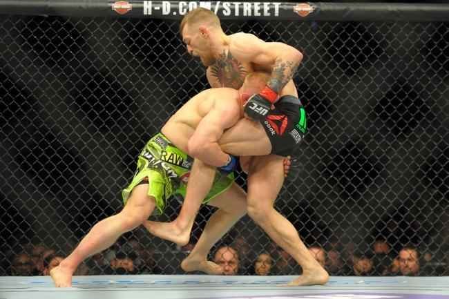 Veja imagens do novo atropelo de Conor McGregor, desta vez sobre Dennis Siver