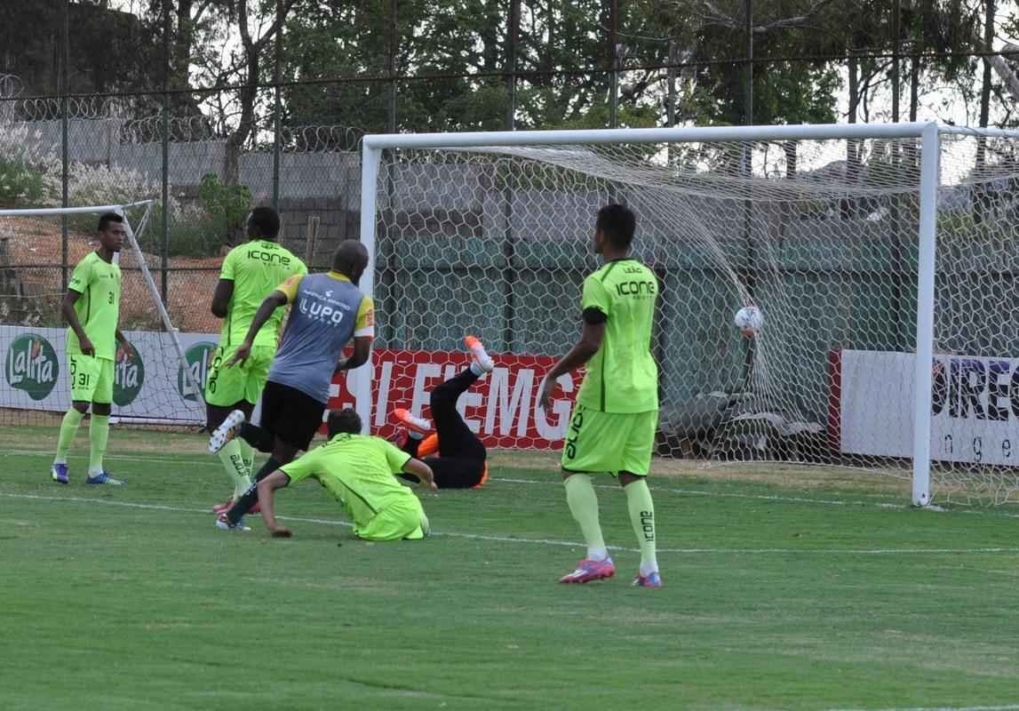 Com gols de Rodrigo Silva (2) e Diney, Amrica venceu Villa Nova por 3 a 1, no CT Lanna Drumond. Diego Clementino marcou para o time de Nova Lima.