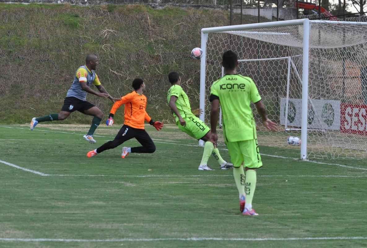 Com gols de Rodrigo Silva (2) e Diney, Amrica venceu Villa Nova por 3 a 1, no CT Lanna Drumond. Diego Clementino marcou para o time de Nova Lima.