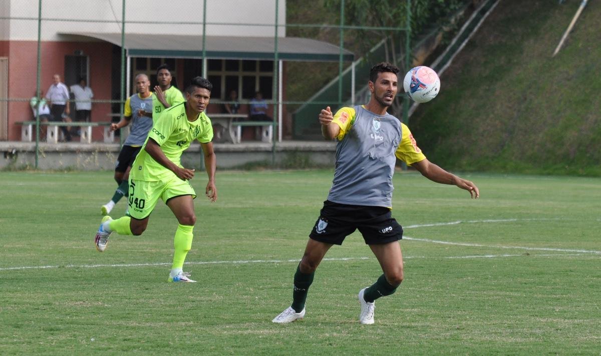 Com gols de Rodrigo Silva (2) e Diney, Amrica venceu Villa Nova por 3 a 1, no CT Lanna Drumond. Diego Clementino marcou para o time de Nova Lima.