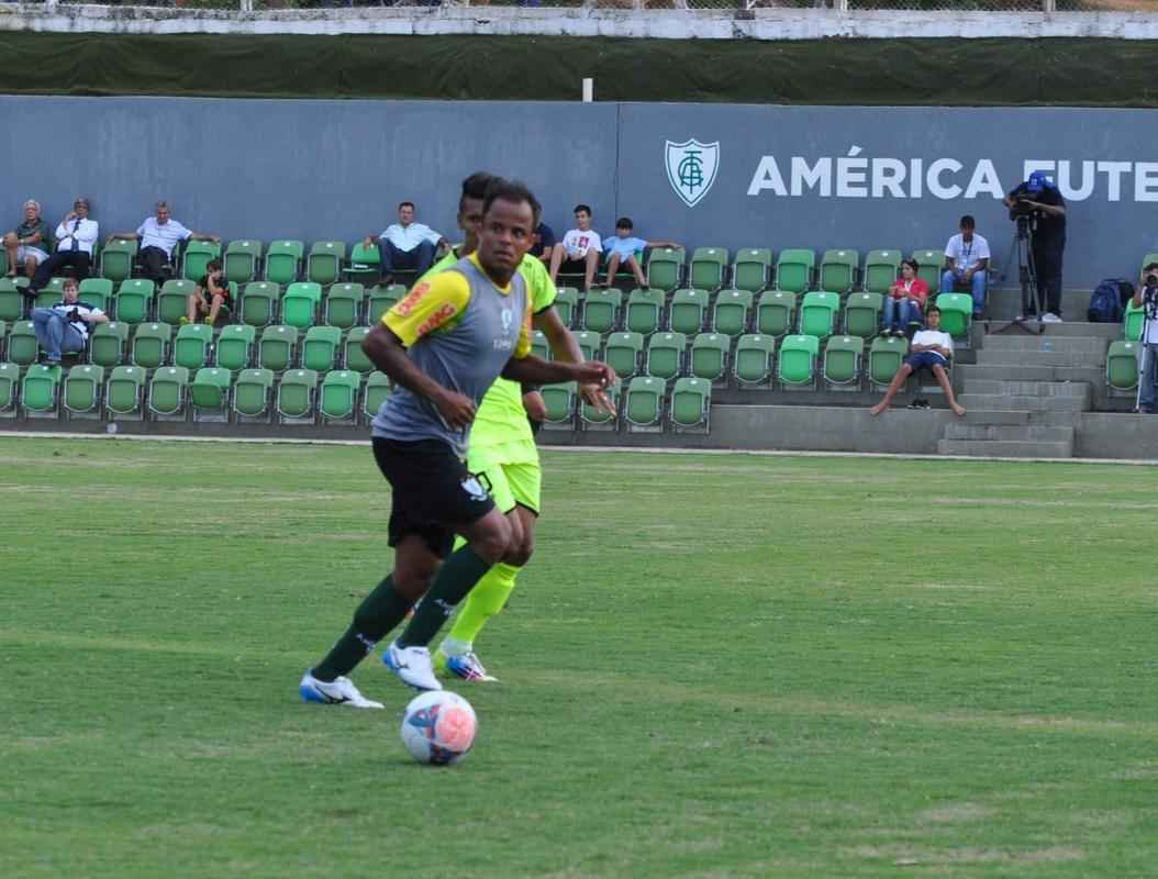 Com gols de Rodrigo Silva (2) e Diney, Amrica venceu Villa Nova por 3 a 1, no CT Lanna Drumond. Diego Clementino marcou para o time de Nova Lima.