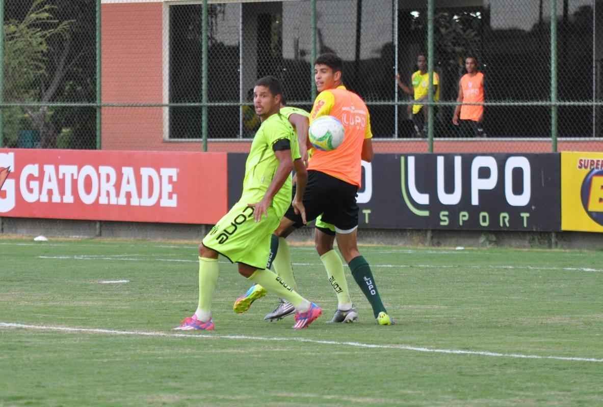 Com gols de Rodrigo Silva (2) e Diney, Amrica venceu Villa Nova por 3 a 1, no CT Lanna Drumond. Diego Clementino marcou para o time de Nova Lima.