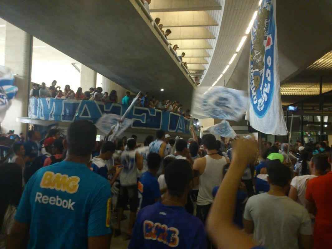 Meia uruguaio desembarcou no Aeroporto de Confins na tarde desta quinta-feira e foi recebido com festa de torcedores 