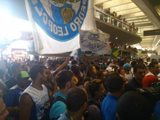 Meia uruguaio desembarcou no Aeroporto de Confins na tarde desta quinta-feira e foi recebido com festa de torcedores 