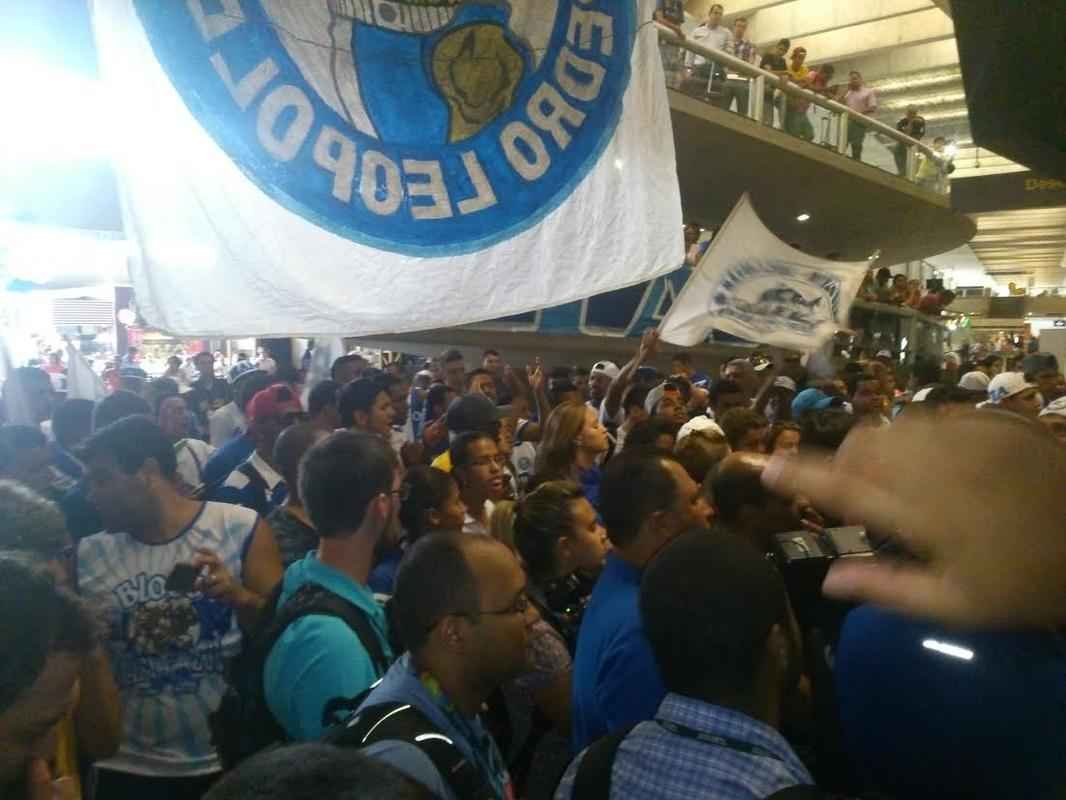 Meia uruguaio desembarcou no Aeroporto de Confins na tarde desta quinta-feira e foi recebido com festa de torcedores 