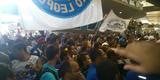 Meia uruguaio desembarcou no Aeroporto de Confins na tarde desta quinta-feira e foi recebido com festa de torcedores 