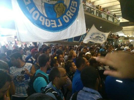 Meia uruguaio desembarcou no Aeroporto de Confins na tarde desta quinta-feira e foi recebido com festa de torcedores 