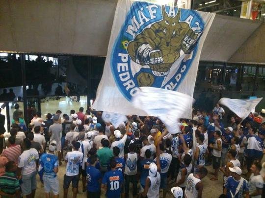 Meia uruguaio desembarcou no Aeroporto de Confins na tarde desta quinta-feira e foi recebido com festa de torcedores 