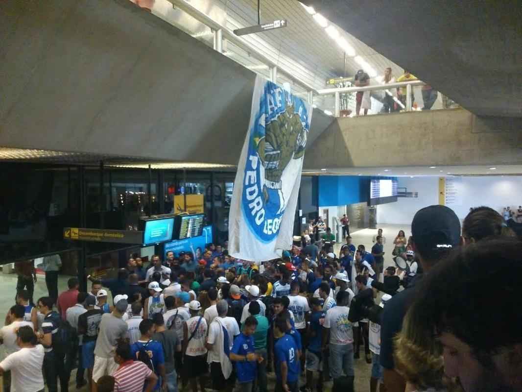 Meia uruguaio desembarcou no Aeroporto de Confins na tarde desta quinta-feira e foi recebido com festa de torcedores 