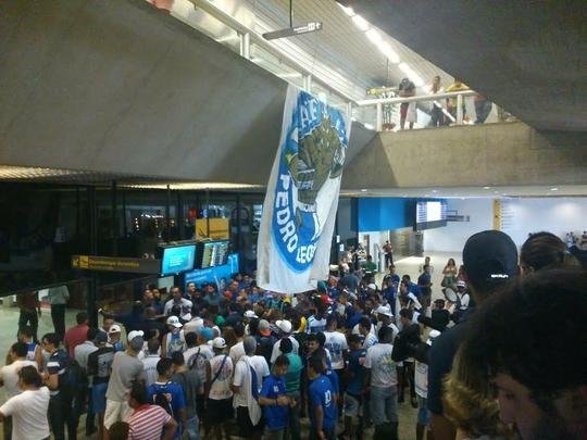 Meia uruguaio desembarcou no Aeroporto de Confins na tarde desta quinta-feira e foi recebido com festa de torcedores 
