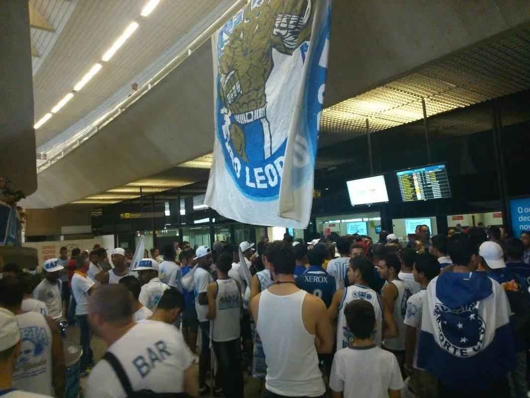 Meia uruguaio desembarcou no Aeroporto de Confins na tarde desta quinta-feira e foi recebido com festa de torcedores 