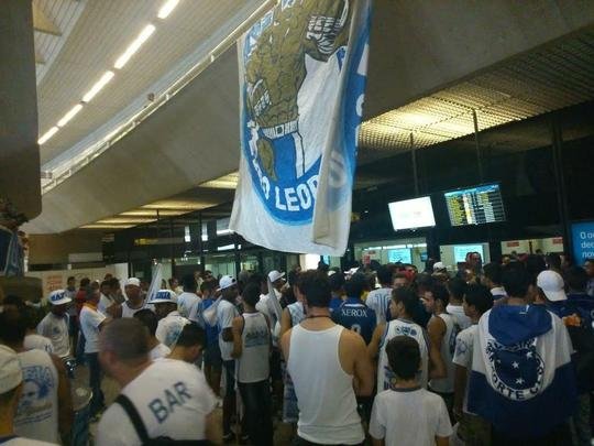 Meia uruguaio desembarcou no Aeroporto de Confins na tarde desta quinta-feira e foi recebido com festa de torcedores 