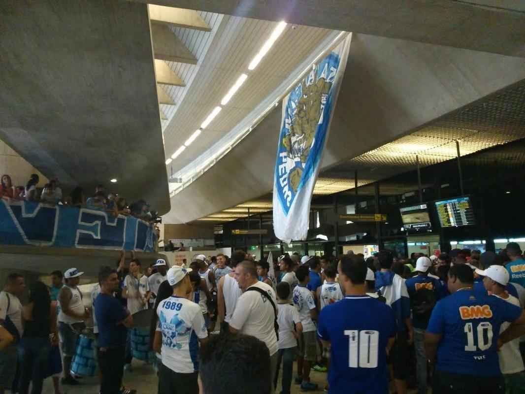 Meia uruguaio desembarcou no Aeroporto de Confins na tarde desta quinta-feira e foi recebido com festa de torcedores 