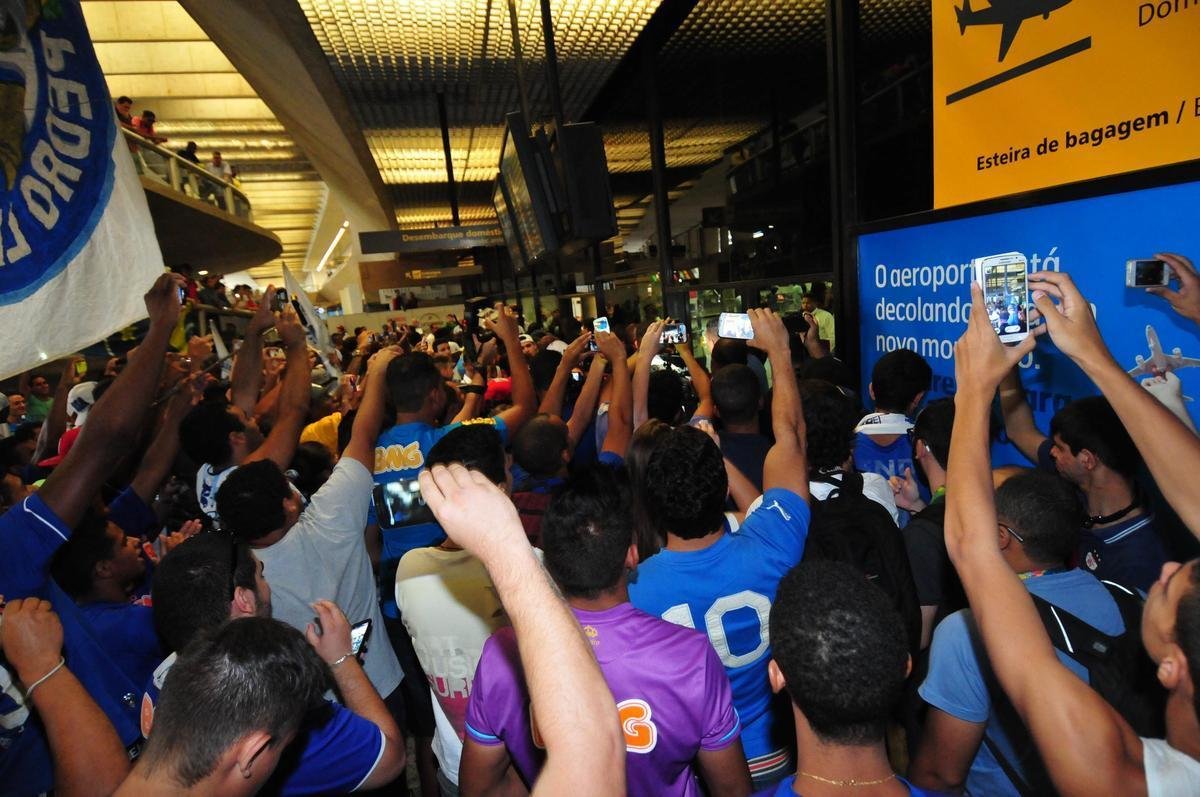 Meia uruguaio chegou a Minas Gerais nesta quinta-feira para se apresentar ao Cruzeiro