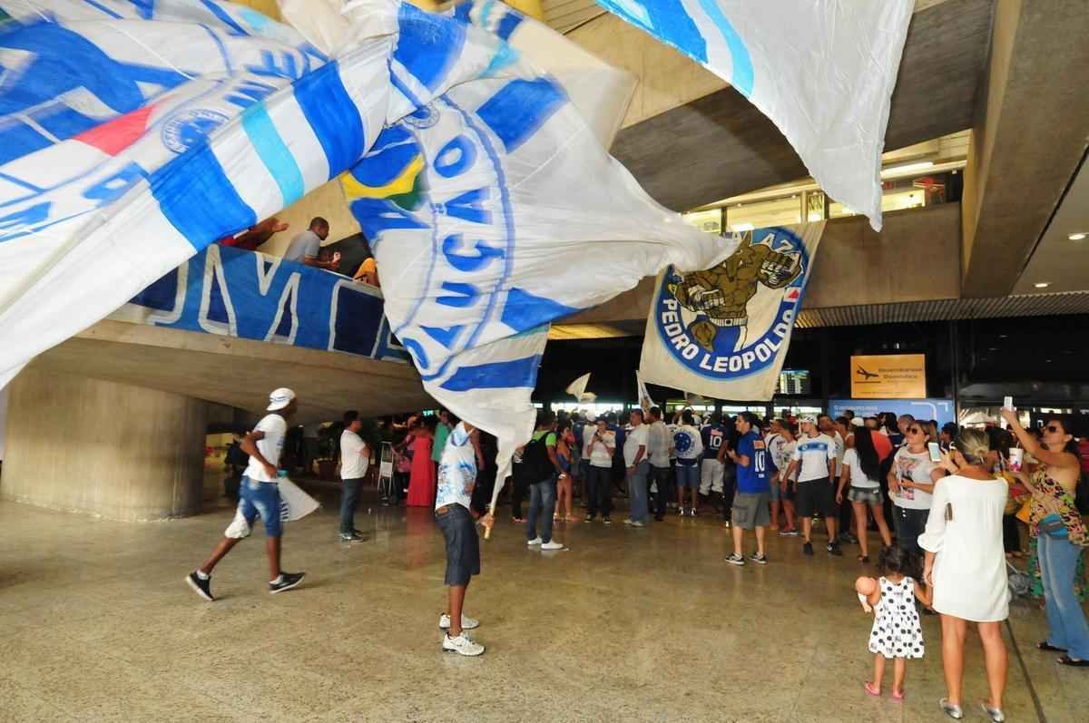 Meia uruguaio chegou a Minas Gerais nesta quinta-feira para se apresentar ao Cruzeiro