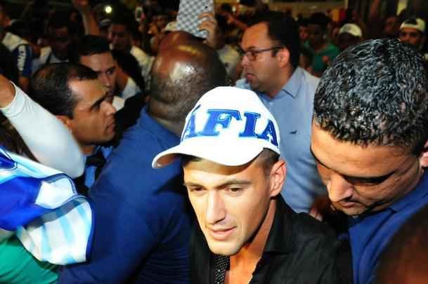 Meia uruguaio chegou a Minas Gerais nesta quinta-feira para se apresentar ao Cruzeiro