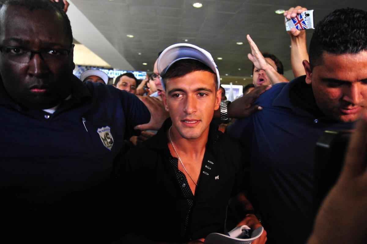Meia uruguaio chegou a Minas Gerais nesta quinta-feira para se apresentar ao Cruzeiro