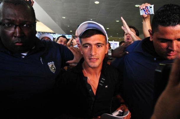 Meia uruguaio chegou a Minas Gerais nesta quinta-feira para se apresentar ao Cruzeiro