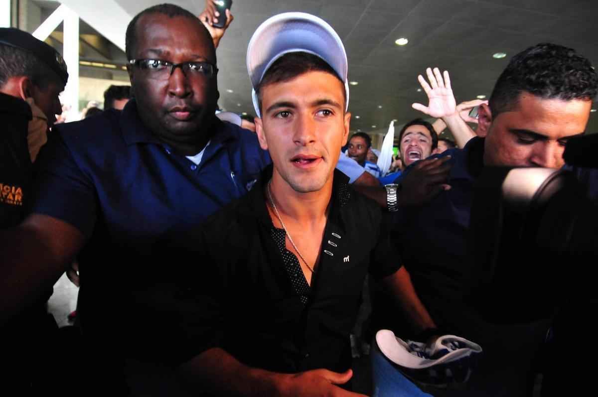 Meia uruguaio chegou a Minas Gerais nesta quinta-feira para se apresentar ao Cruzeiro