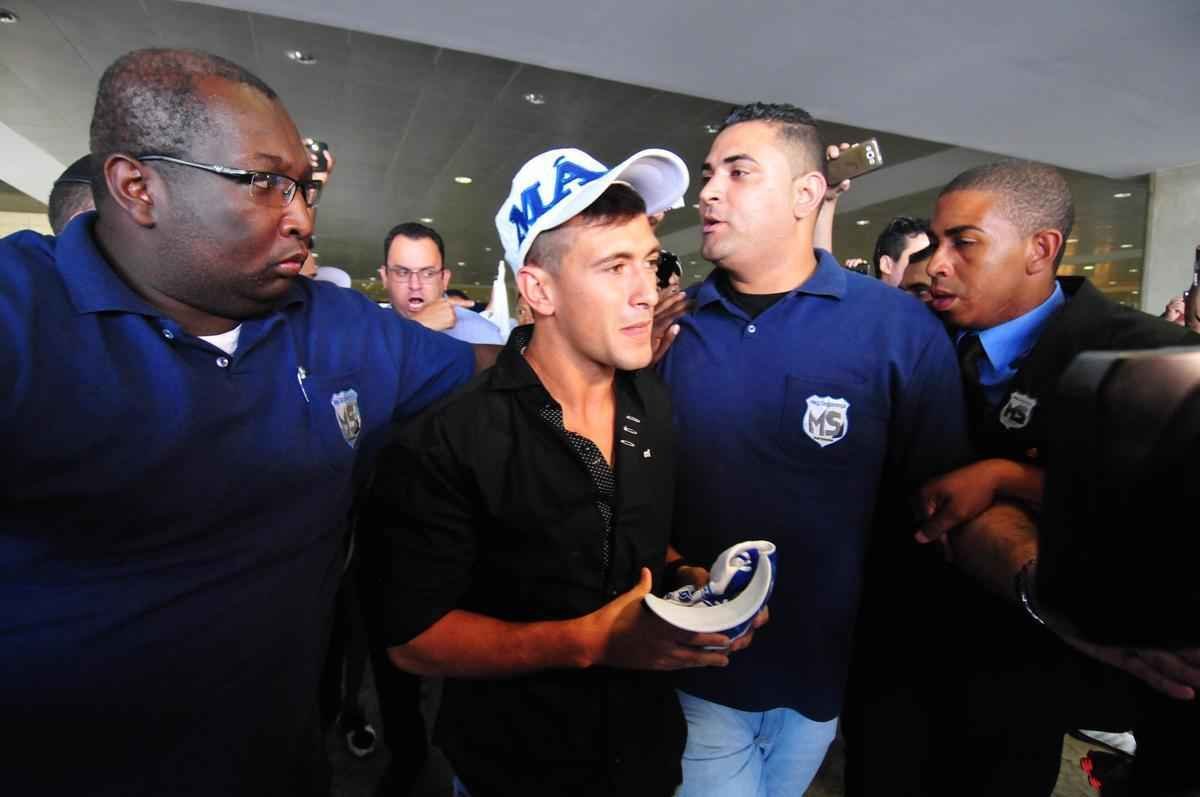 Meia uruguaio chegou a Minas Gerais nesta quinta-feira para se apresentar ao Cruzeiro