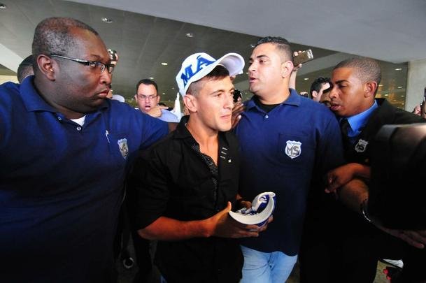 Meia uruguaio chegou a Minas Gerais nesta quinta-feira para se apresentar ao Cruzeiro