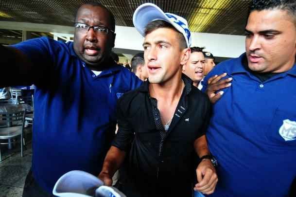 Meia uruguaio chegou a Minas Gerais nesta quinta-feira para se apresentar ao Cruzeiro