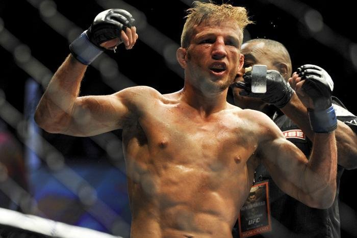 Relembre como TJ Dillashaw chocou o mundo e venceu Renan Baro, conquistando o cinturo dos galos do UFC