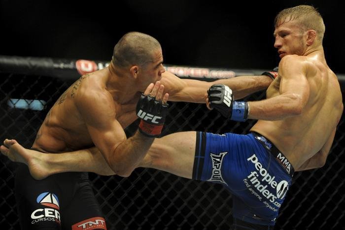 Relembre como TJ Dillashaw chocou o mundo e venceu Renan Baro, conquistando o cinturo dos galos do UFC
