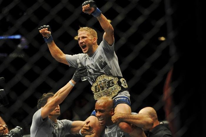 Relembre como TJ Dillashaw chocou o mundo e venceu Renan Baro, conquistando o cinturo dos galos do UFC