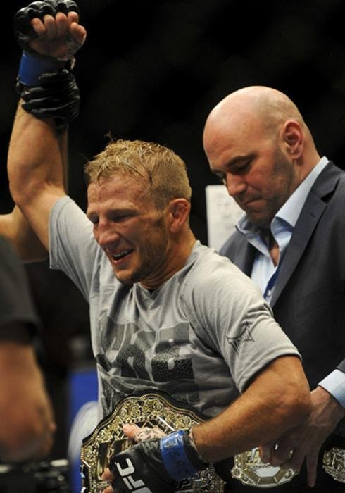 Relembre como TJ Dillashaw chocou o mundo e venceu Renan Baro, conquistando o cinturo dos galos do UFC