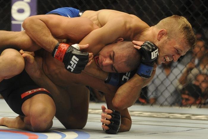 Relembre como TJ Dillashaw chocou o mundo e venceu Renan Baro, conquistando o cinturo dos galos do UFC