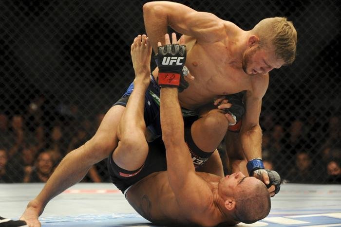 Relembre como TJ Dillashaw chocou o mundo e venceu Renan Baro, conquistando o cinturo dos galos do UFC