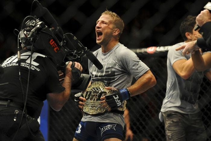 Relembre como TJ Dillashaw chocou o mundo e venceu Renan Baro, conquistando o cinturo dos galos do UFC