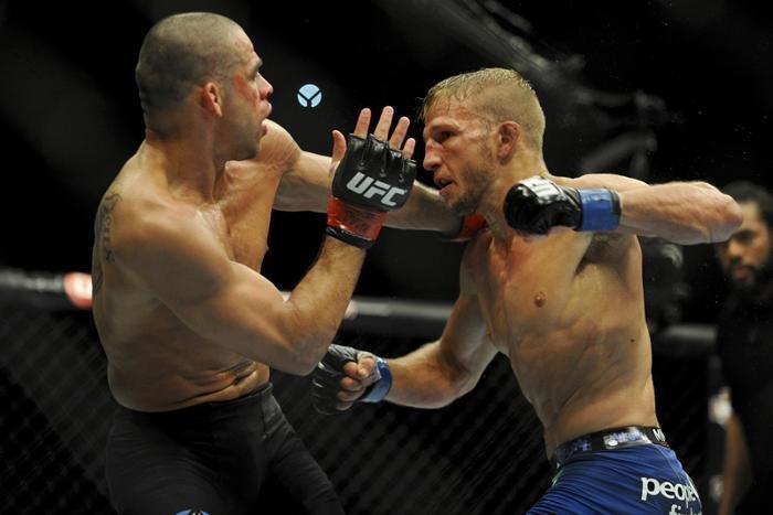Relembre como TJ Dillashaw chocou o mundo e venceu Renan Baro, conquistando o cinturo dos galos do UFC