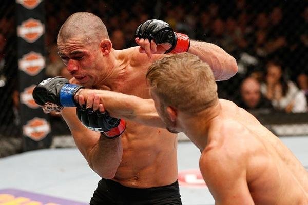 Relembre como TJ Dillashaw chocou o mundo e venceu Renan Baro, conquistando o cinturo dos galos do UFC