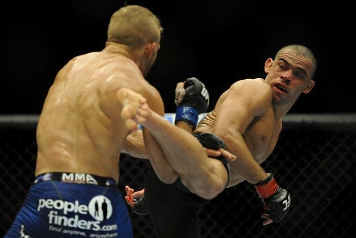 Relembre como TJ Dillashaw chocou o mundo e venceu Renan Baro, conquistando o cinturo dos galos do UFC