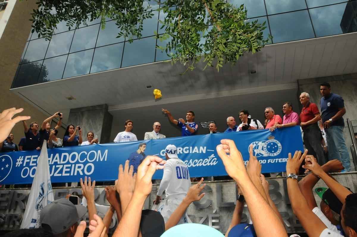 Apresentao do meia uruguaio, de 20 anos, foi realizada na sede administrativa do clube celeste