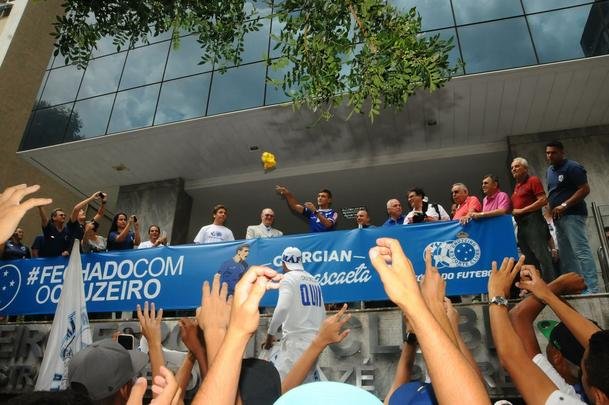 Apresentao do meia uruguaio, de 20 anos, foi realizada na sede administrativa do clube celeste