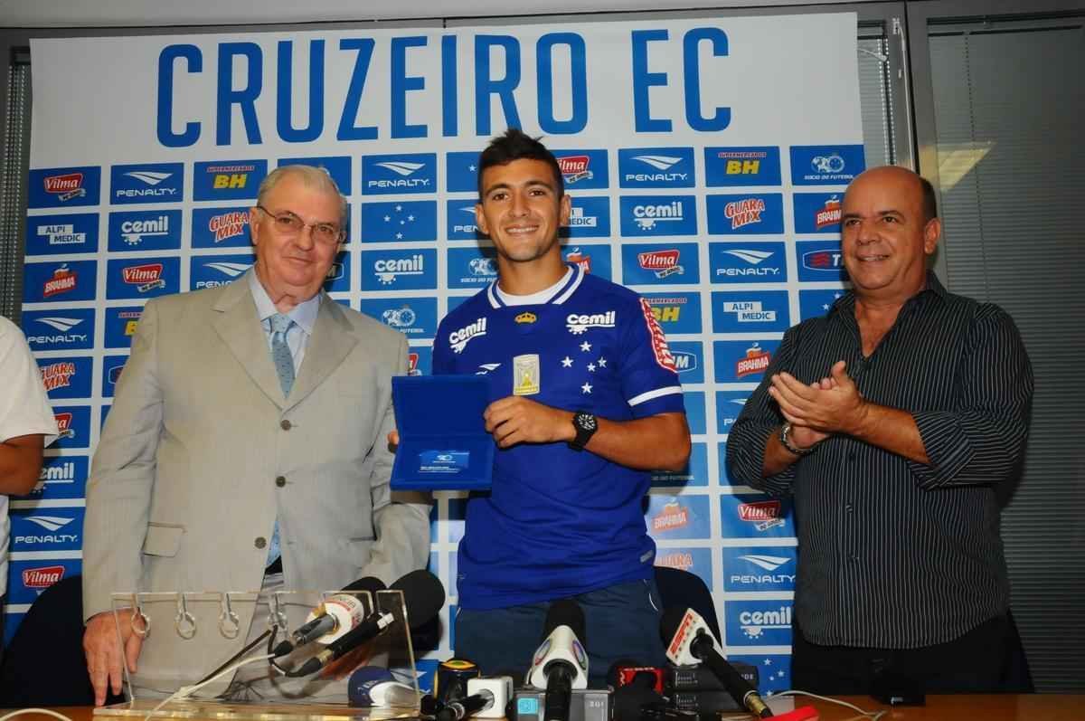 Apresentao do meia uruguaio, de 20 anos, foi realizada na sede administrativa do clube celeste