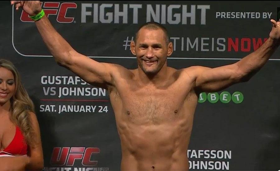 Veterano Dan Henderson  ovacionado pela torcida 
