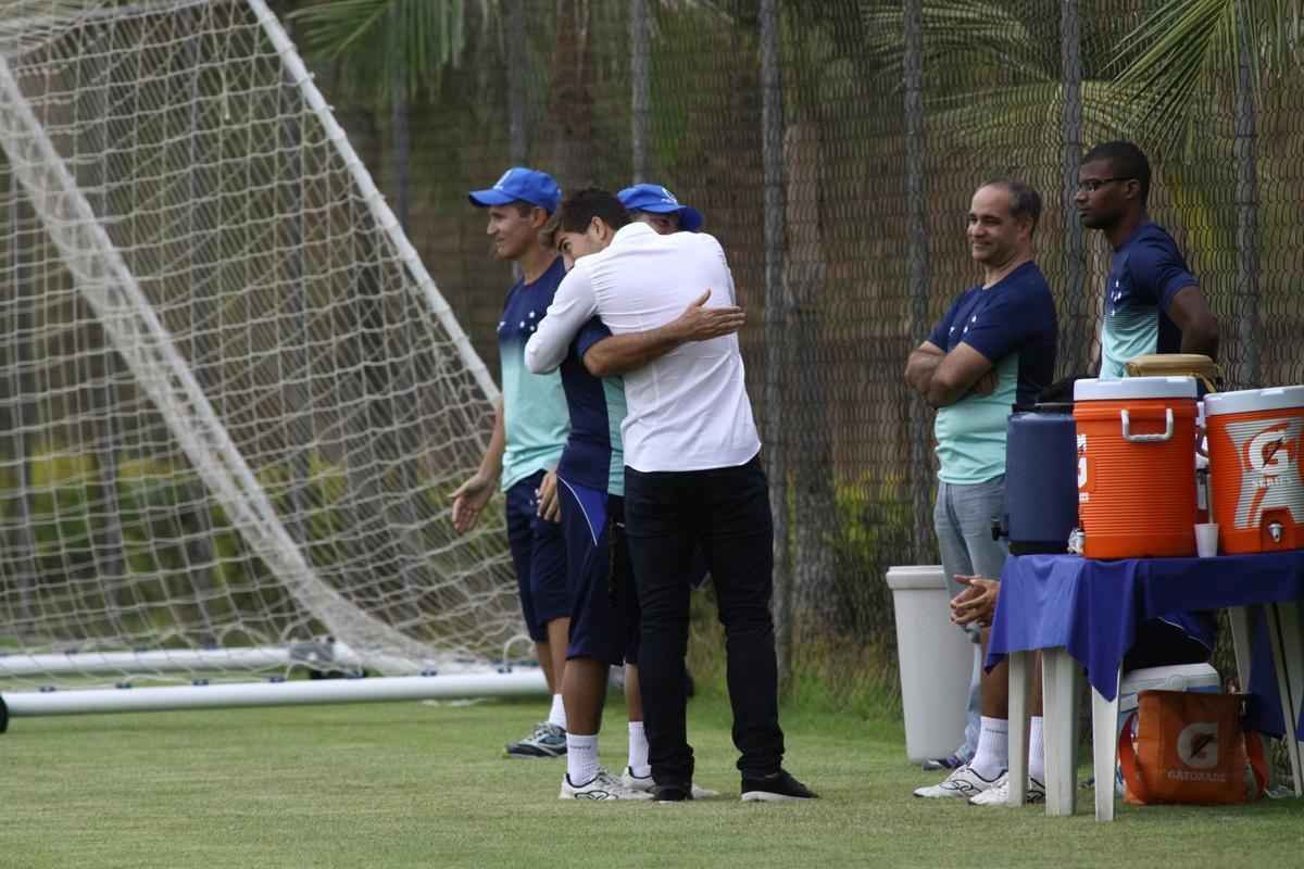 Lucas Silva foi  Toca da Raposa II, nesta sexta  tarde, para se despedir dos companheiros de Cruzeiro. Jogador foi vendido ao Real Madrid por 14 milhes de euros e assinar contrato de seis anos e meio
